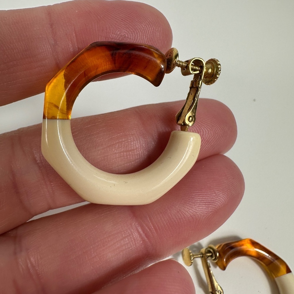 Vintage Lucite Cookies And Cream Hoop Screwback Earrings - Picture 5 of 7